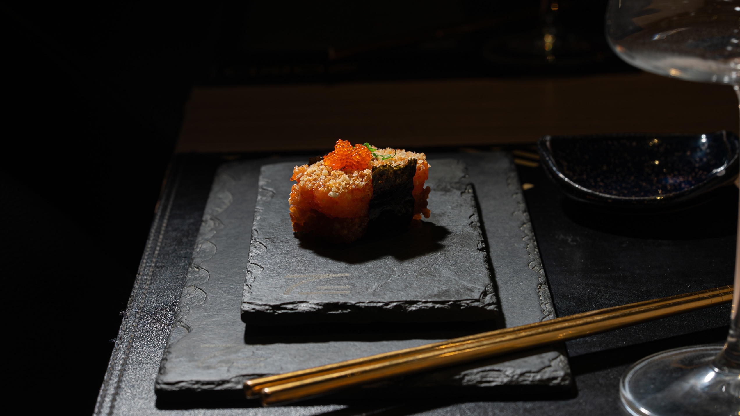 Noru Sushi: crispy de arroz, tartare de salm&atilde;o e ovas, atra&ccedil;&atilde;o no omakass&ecirc;