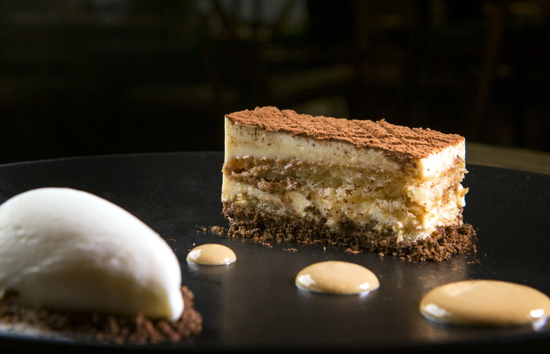 Piselli: tiramisu com crumble de caf&eacute; e sorvete de panacota