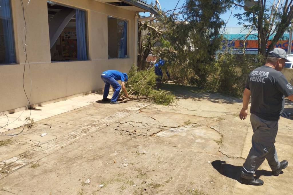 Governo Ratinho Jr. coloca presos para ajudar a reconstruir cidade devastada por tornado