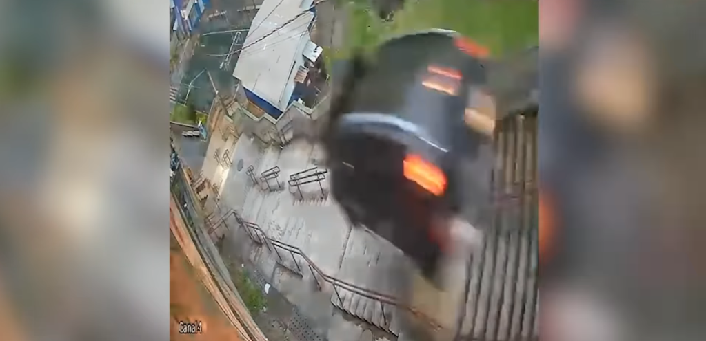 Vídeo: Carro ‘voa’ em escadaria de SP após motorista passar mal ao volante