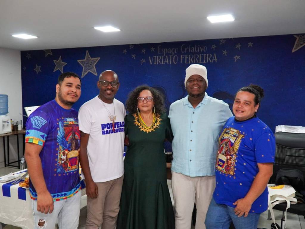 Portelenses assinam traje de Ana Maria Gonçalves em posse na ABL