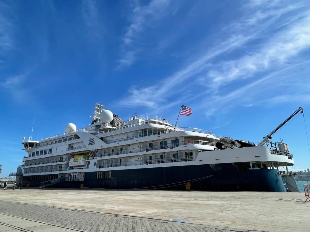 Como é a experiência de se hospedar em um navio de expedição de luxo