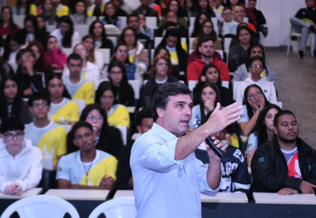 Prefeitura quer gastar R$ 10 milhões com vinho, peru e alfajor para servidores