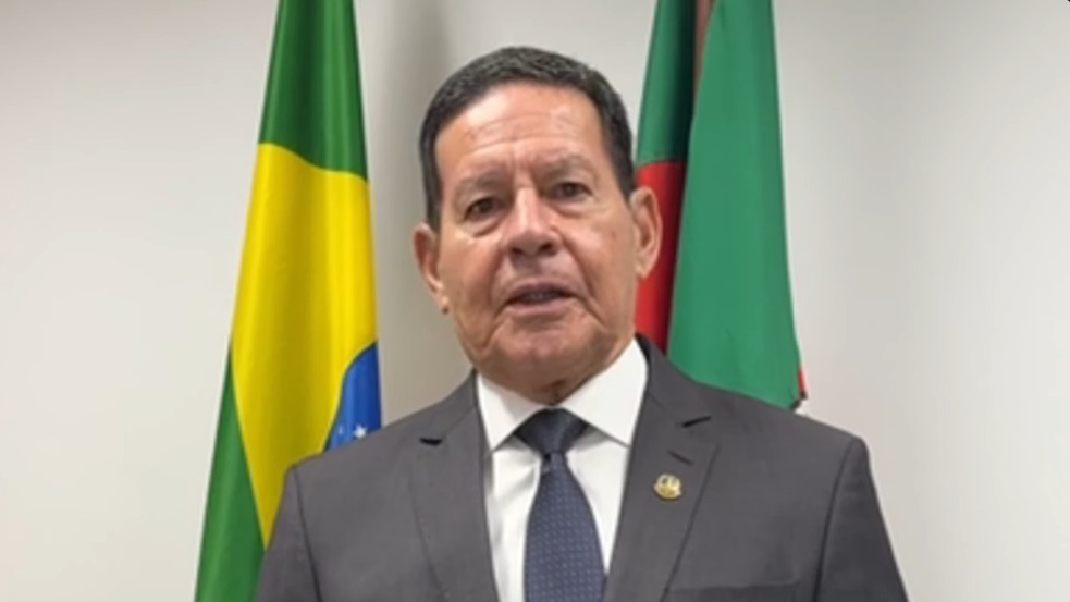 Mourão lamenta prisão dos generais Heleno e Paulo Sérgio