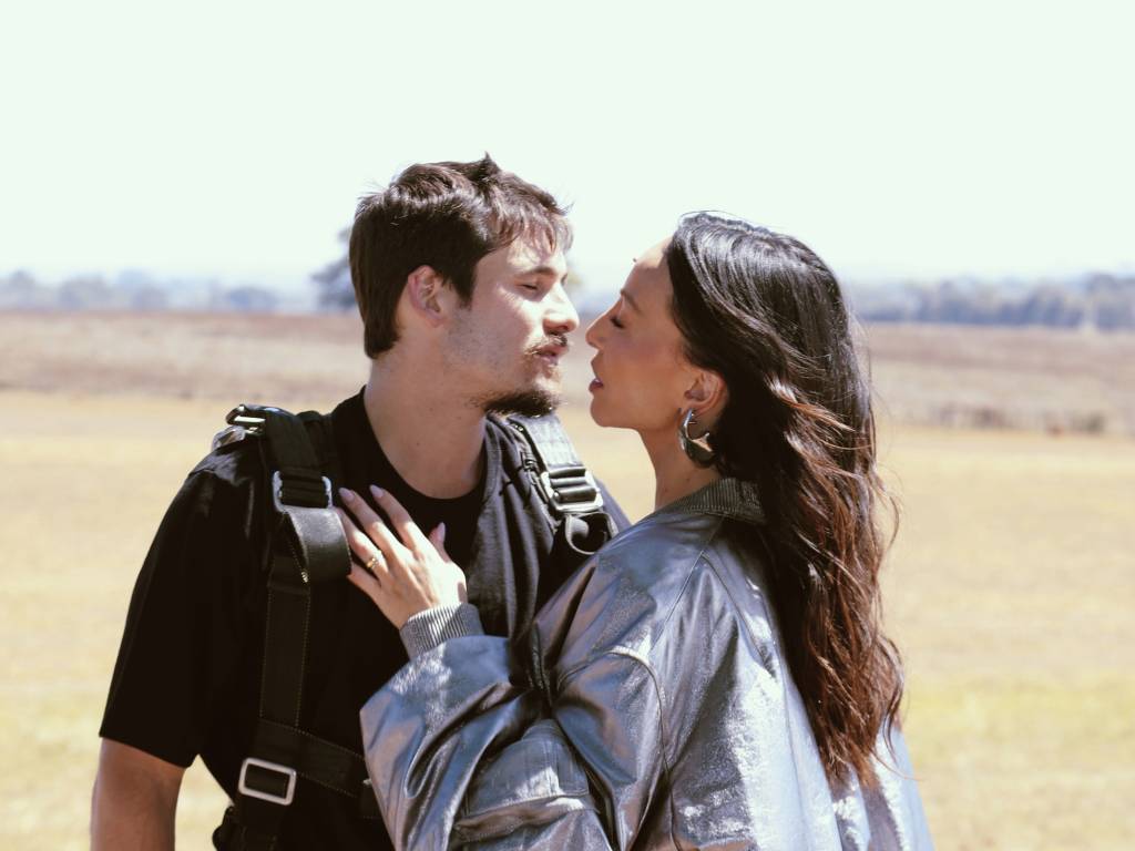 A mudança de Sabrina Sato para saltar de paraquedas com Nicolas Prattes