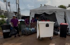 Tenda de lixo reciclável na COP30: trabalhadores sem luvas