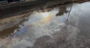 Poça com água e óleo nos arredores da COP30: cheiro constante de diesel em alguns pontos da conferência