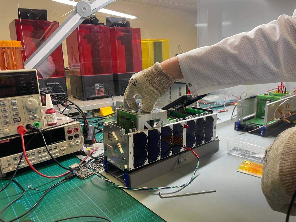 Inteligência artificial pilota satélite no espaço pela primeira vez