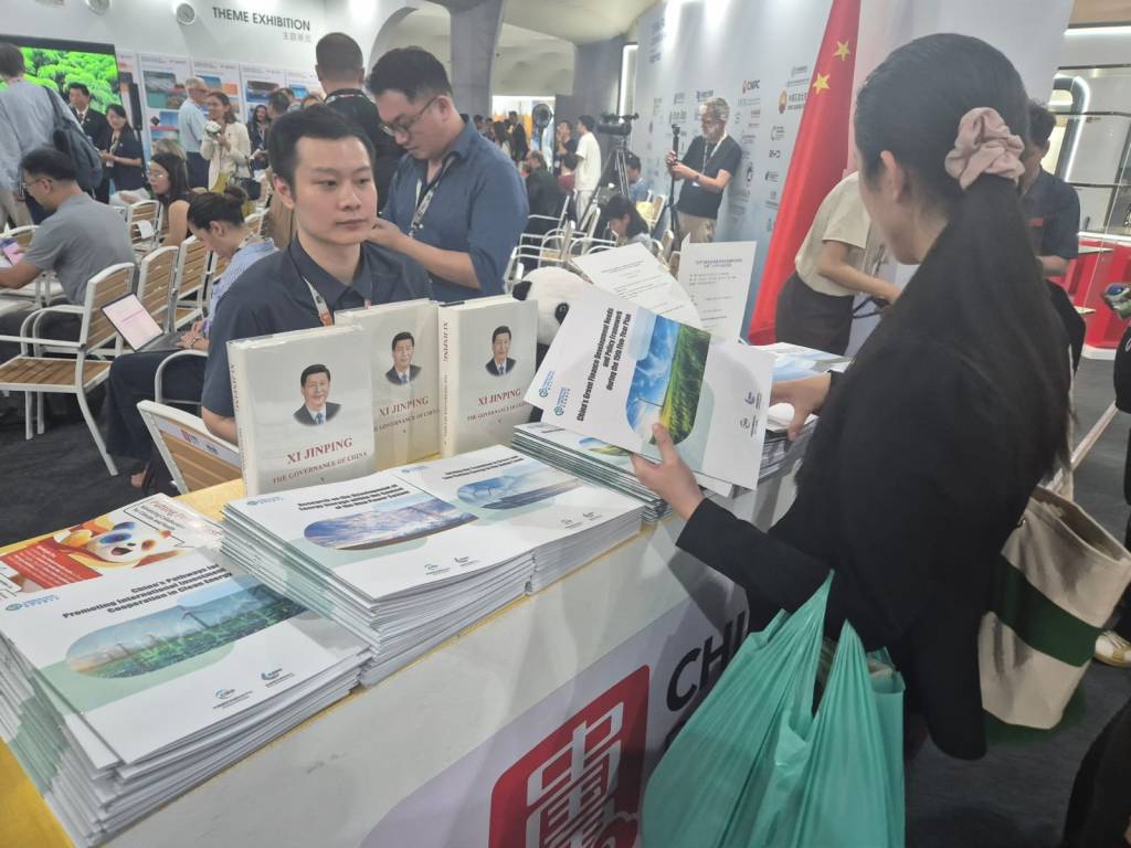 Xi Jinping não veio à COP30, mas é onipresente no pavilhão da China