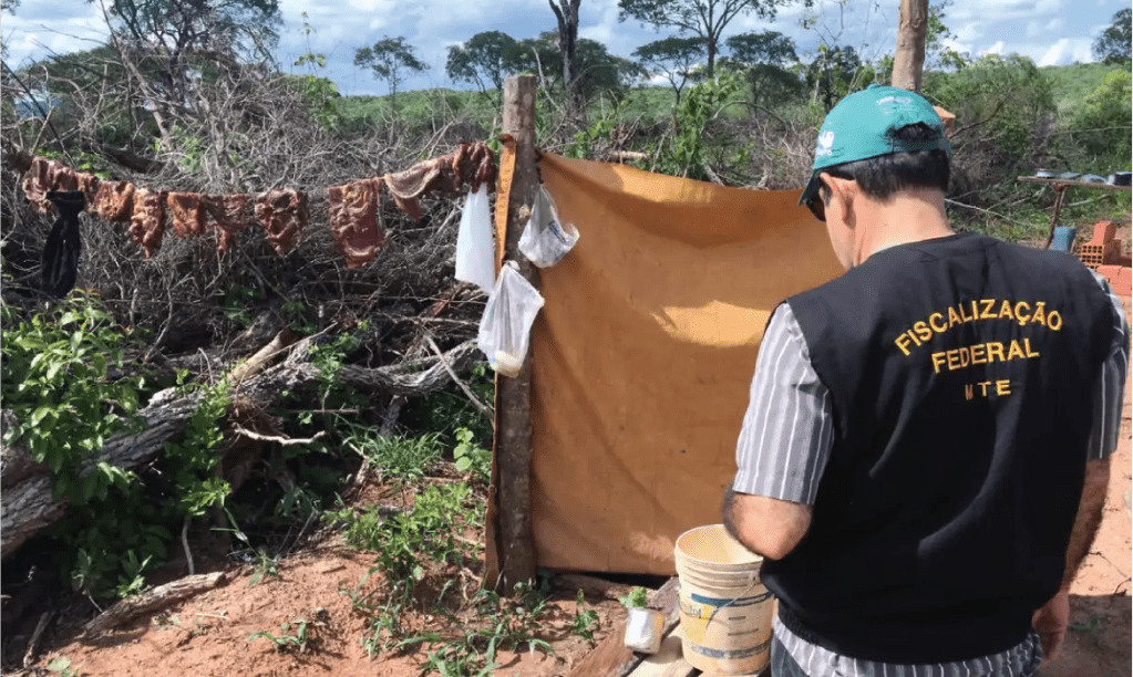 Para cada pessoa resgatada do trabalho escravo no Brasil, 360 permanecem