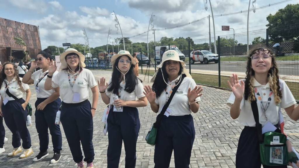 Voluntários da COP30, o que faz uma pessoa trabalhar seis horas por dia sem ganhar nada