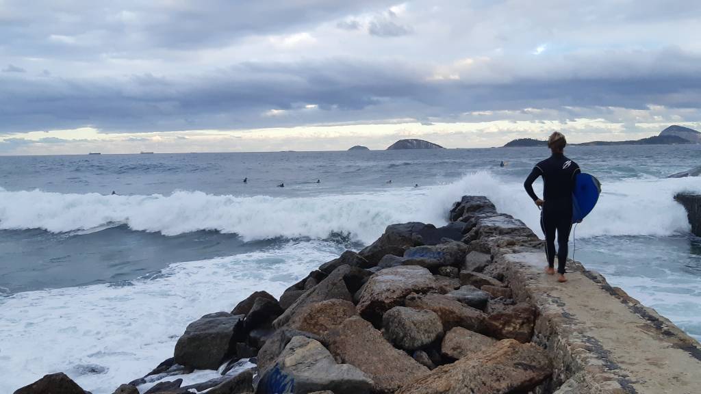 Zona Sul ou Zona Oeste? Um duelo carioca entre o glamour e o improviso