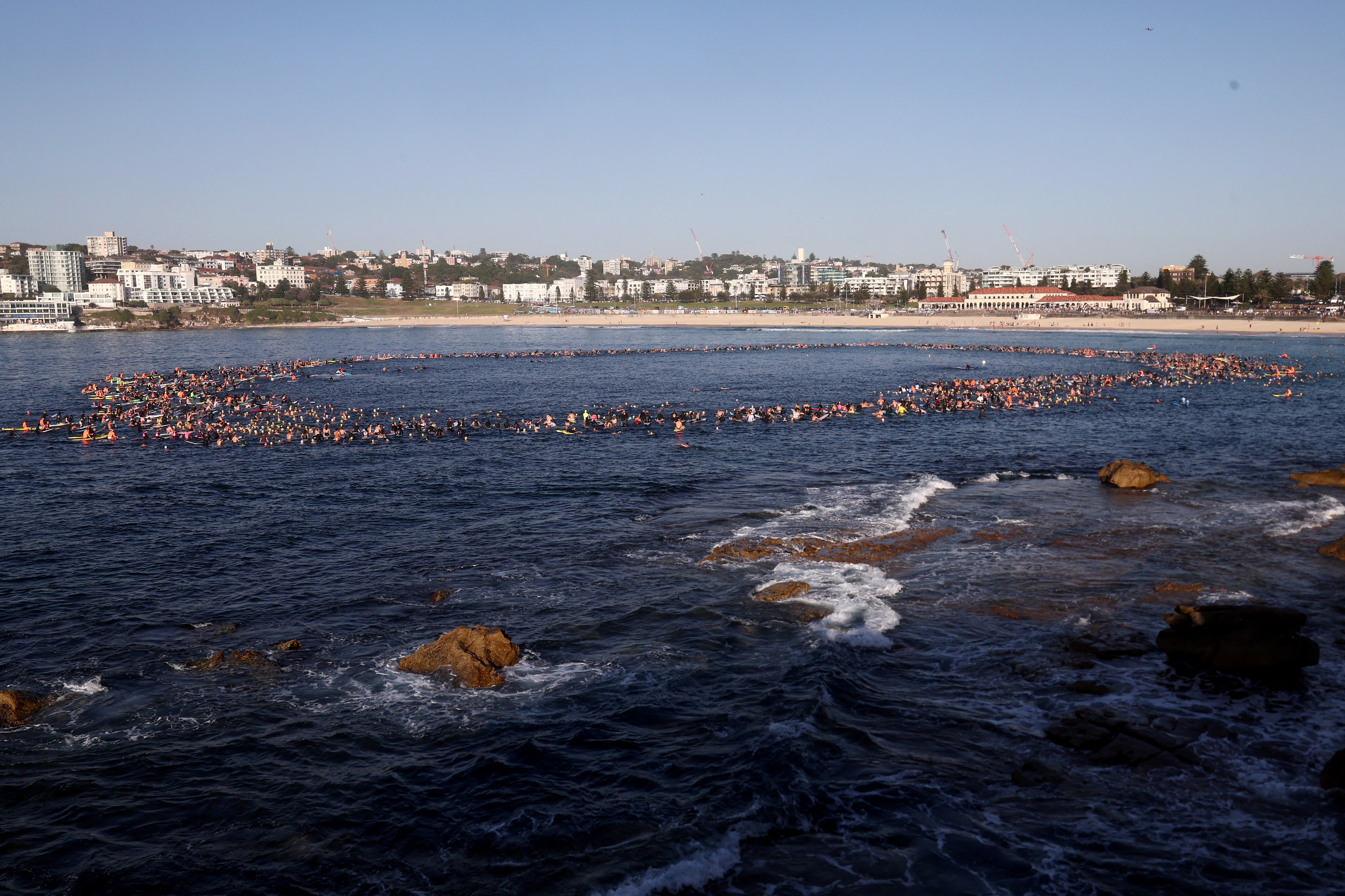 Vídeo: a bela homenagem de 2.000 surfistas e banhistas a vítimas de atentado na Austrália