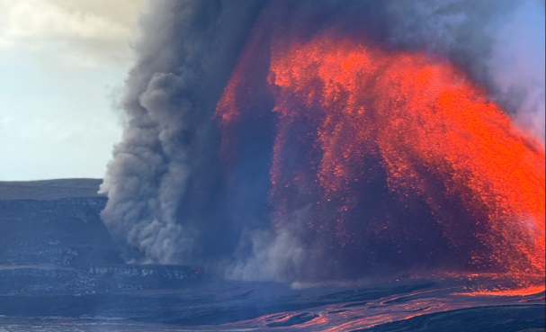 Vídeo: Vulcão mais ativo do Havaí lança jatos de lava a 300 metros de altura e destrói câmera