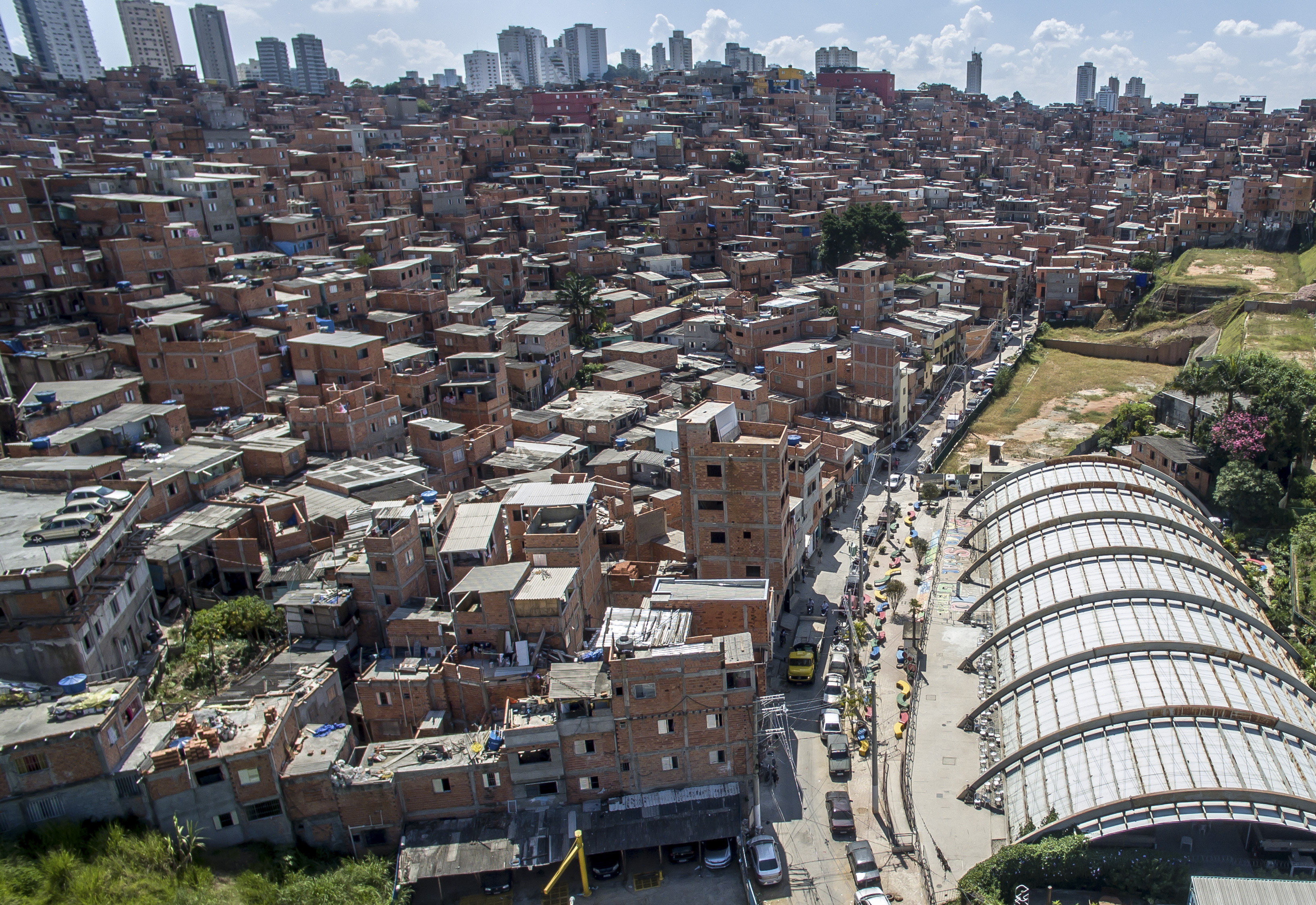 Vista aérea da favela de Paraisópolis, em São Paulo: ausência de vegetação e clima árido