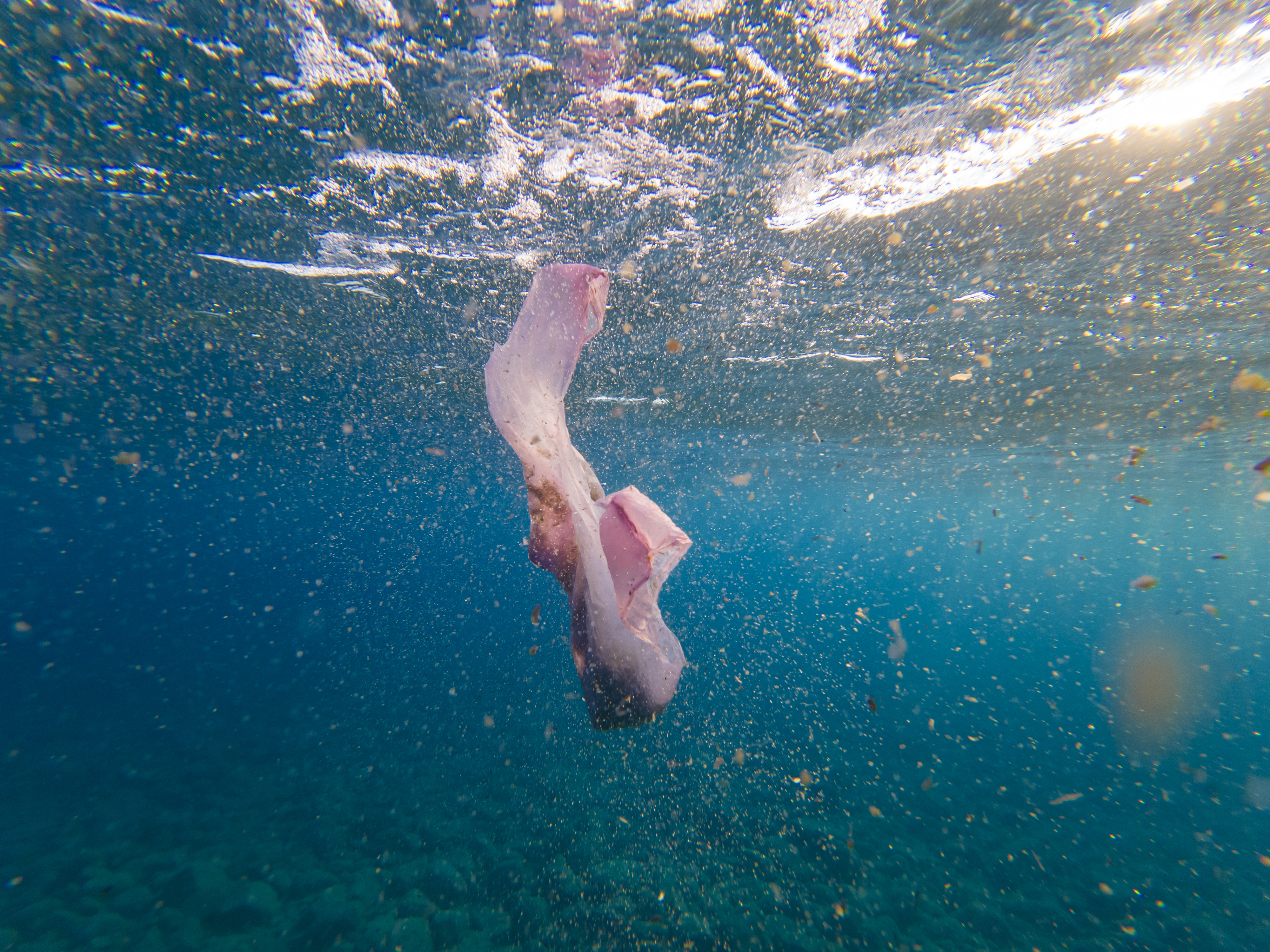 Sacola plástica flutua na água no Mediterrâneo, na costa de Ierapetra, na ilha grega de Creta, em outubro de 2025