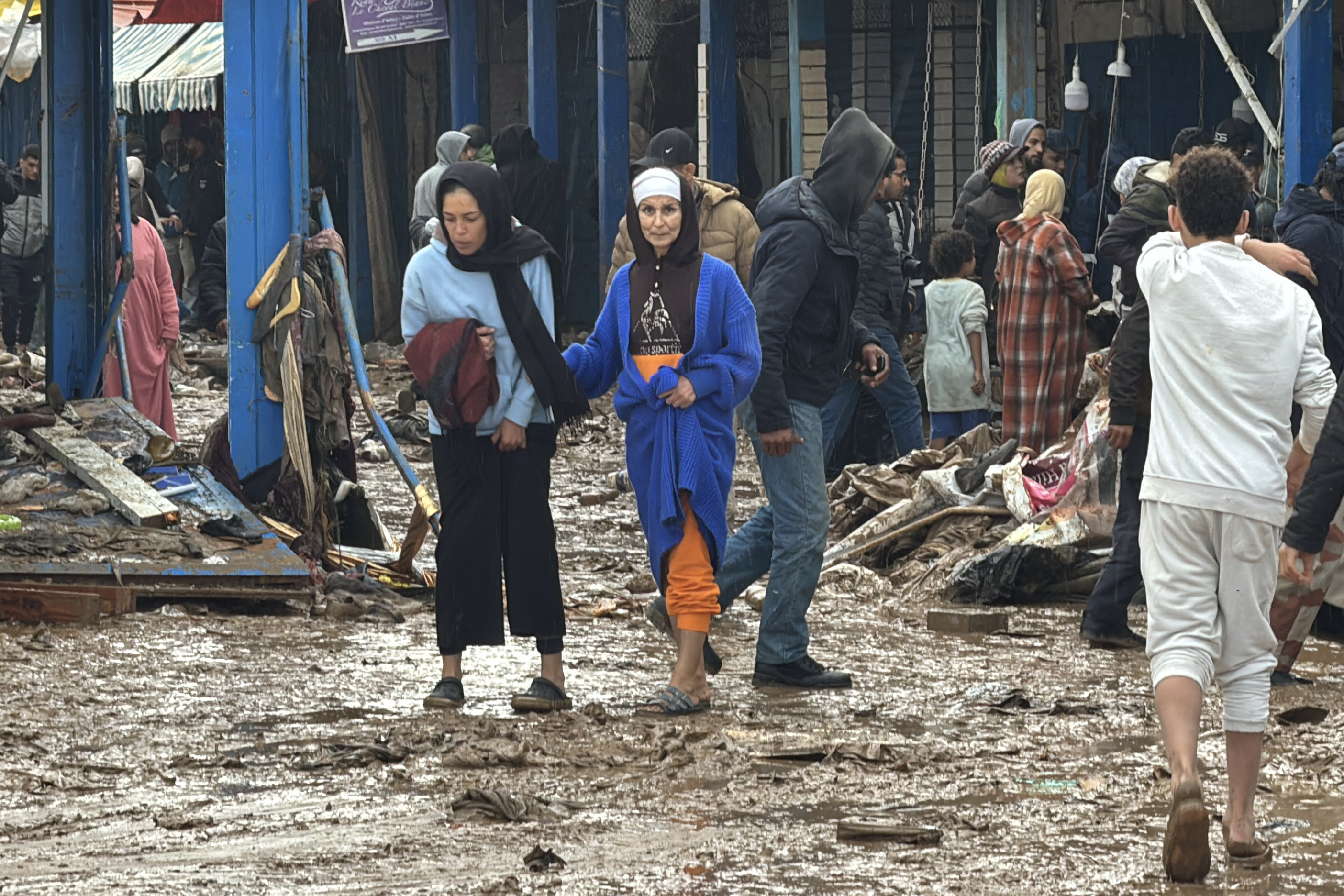 – Moradores tentam atravessar ruas cobertas de lama após enchentes repentinas no Marrocos: países em desenvolvimento são os mais atingidos