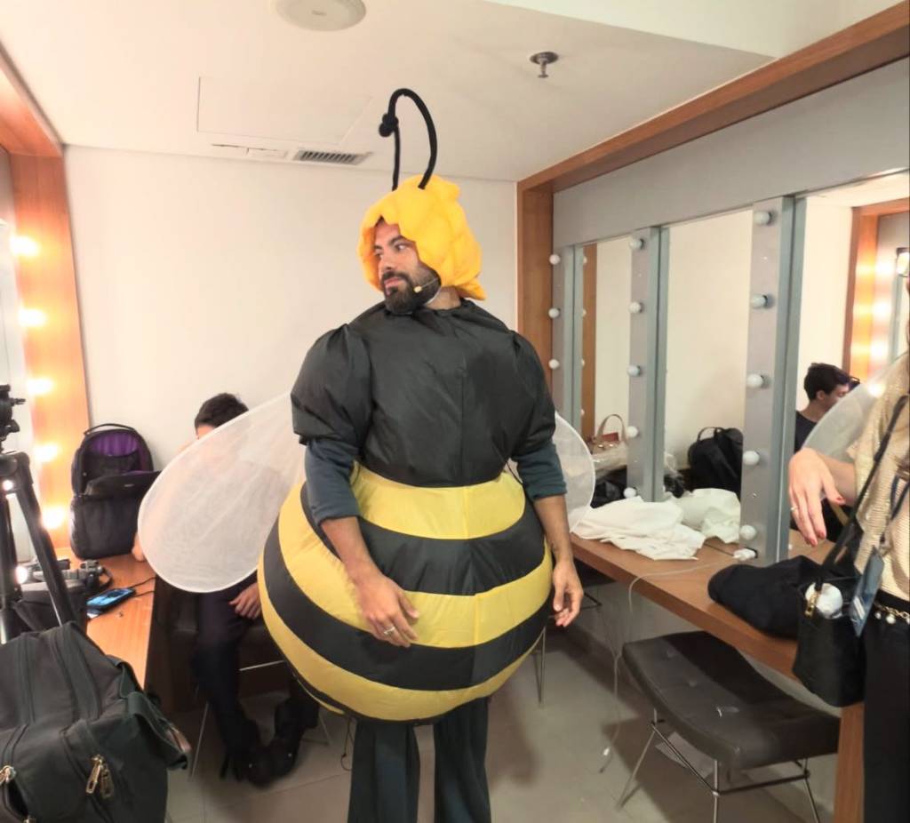 Namorado de Sandy surpreende ao virar abelha ‘simpática’ em evento