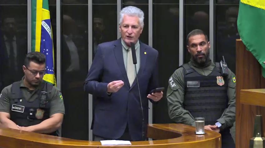 Câmara cortou transmissão durante fala de deputado cercado por policiais; veja