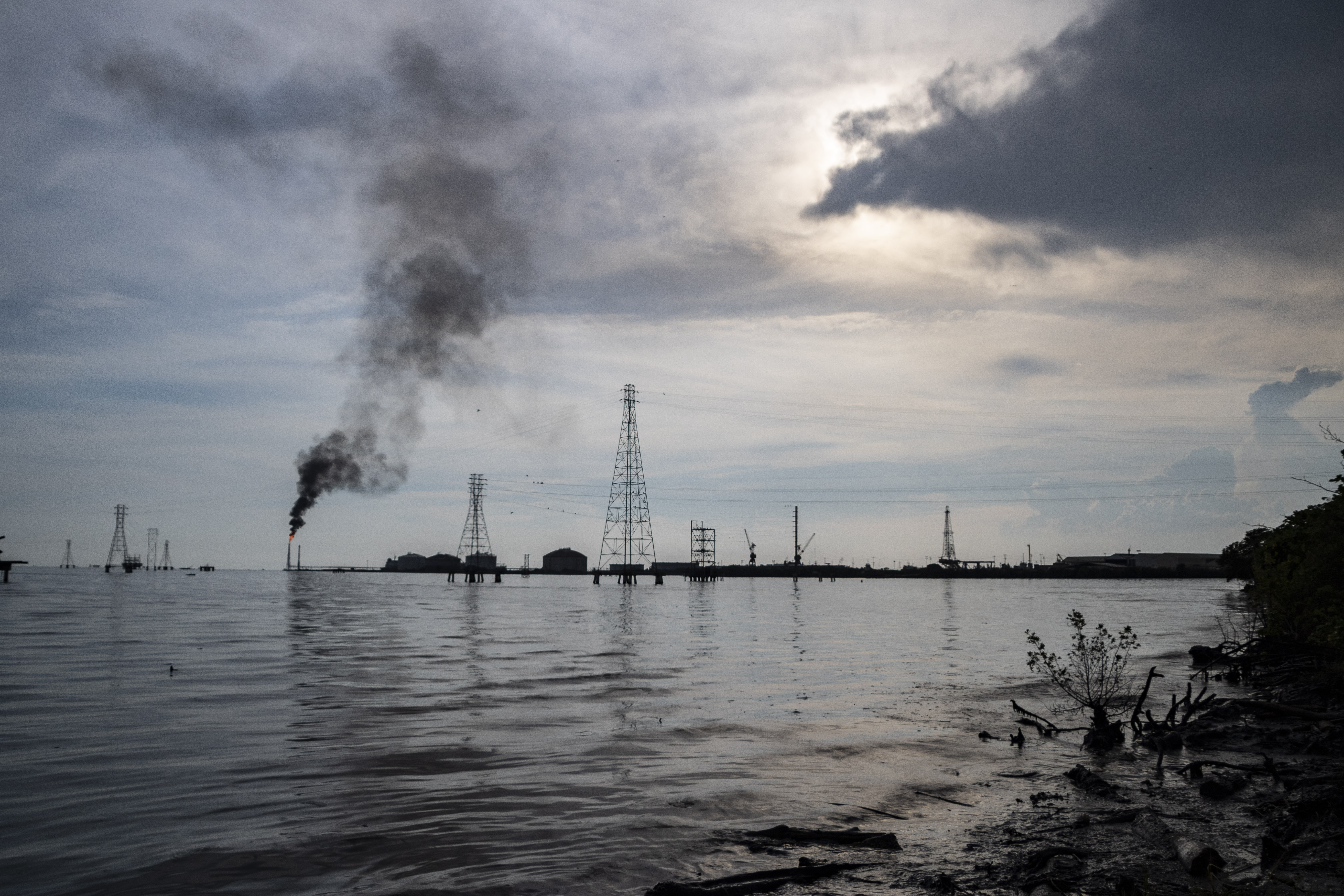 Sob o lago há grandes jazidas das quais a estatal venezuelana PDVSA extrai petróleo e gás.