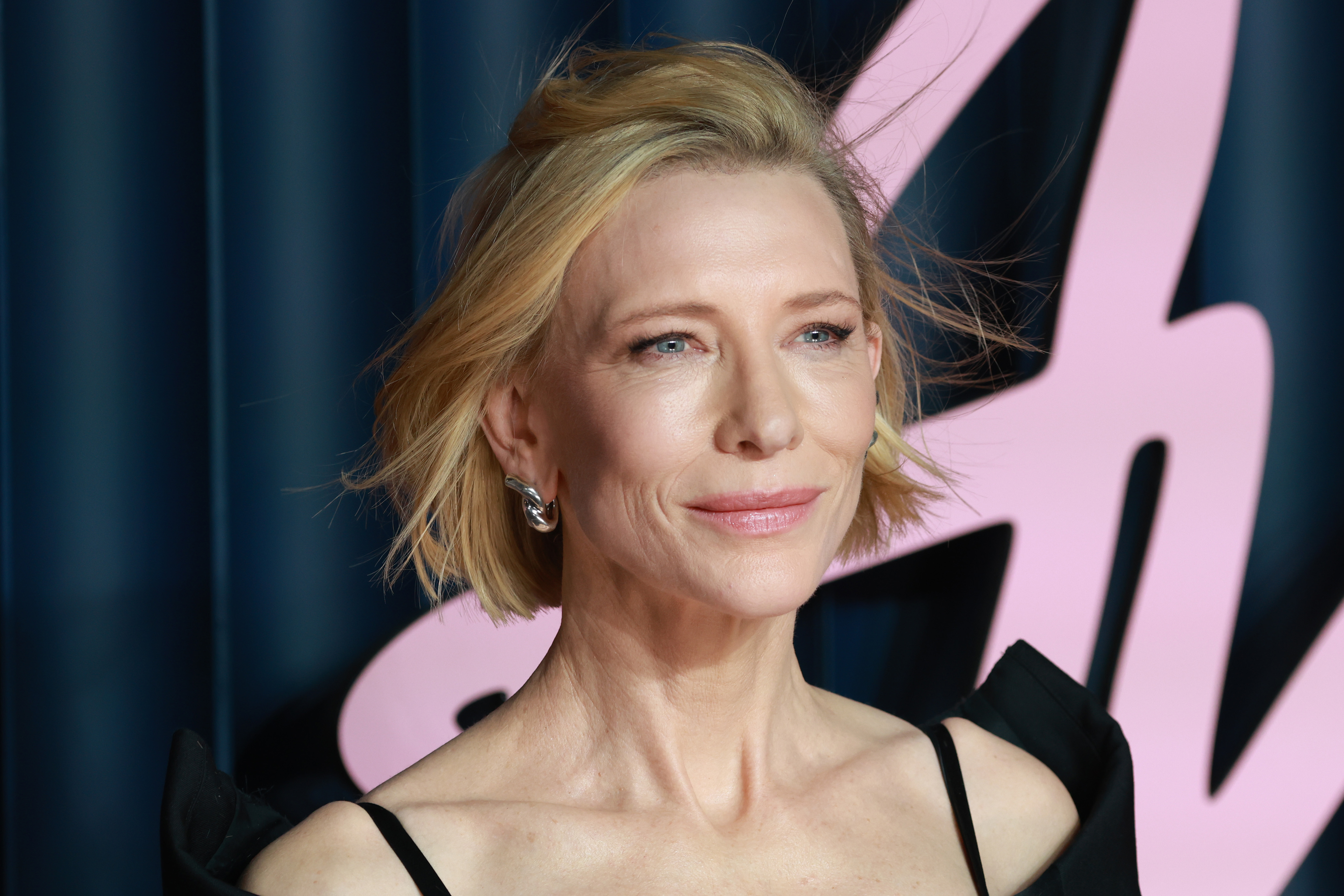 Cate Blanchett brilha de Givenchy e critica estagnação do MeToo em Cannes