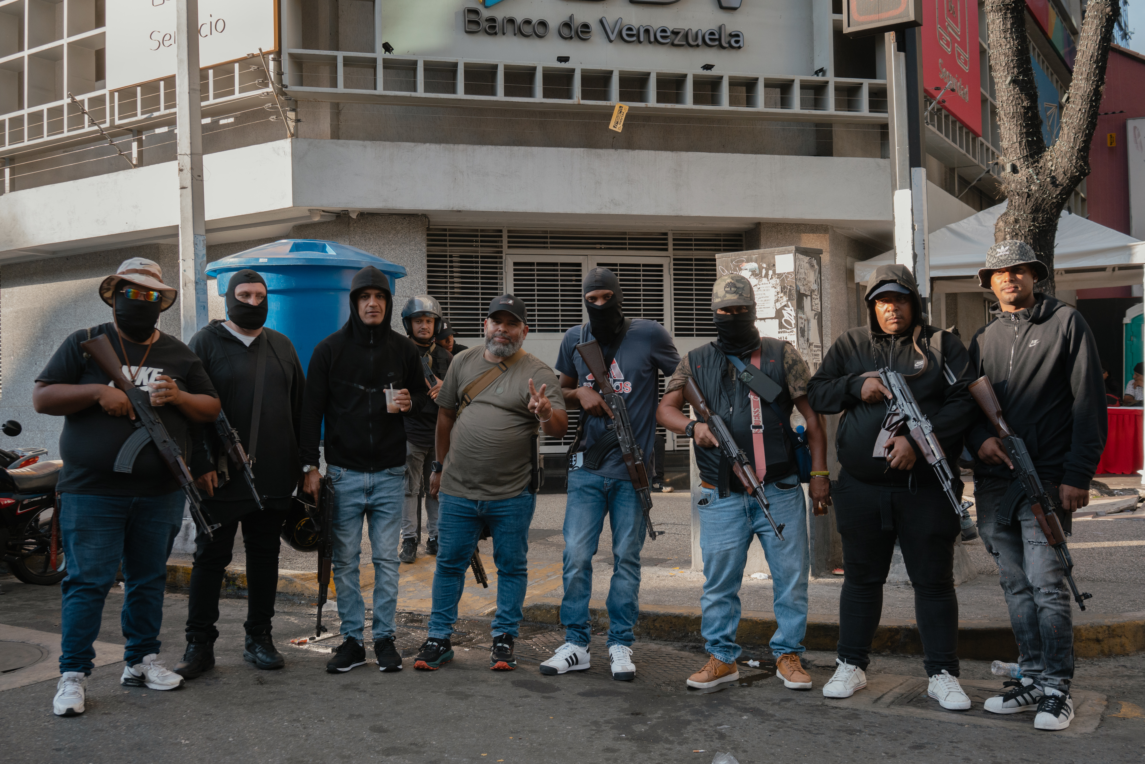 Membros paramilitares (conhecidos como “coletivos”) se reúnem em protesto contra a captura de Nicolás Maduro e Cilia Flores pelas forças armadas dos Estados Unidos no centro de Caracas, Venezuela, em 4 de janeiro de 2026