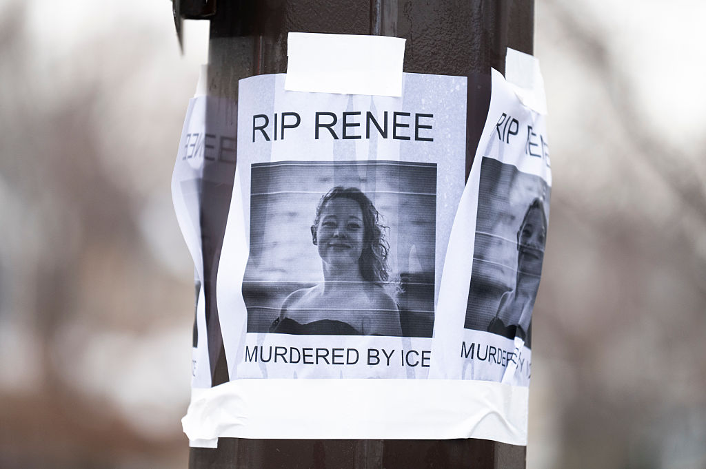 EUA: família de americana morta por agente do ICE abre processo contra governo Trump