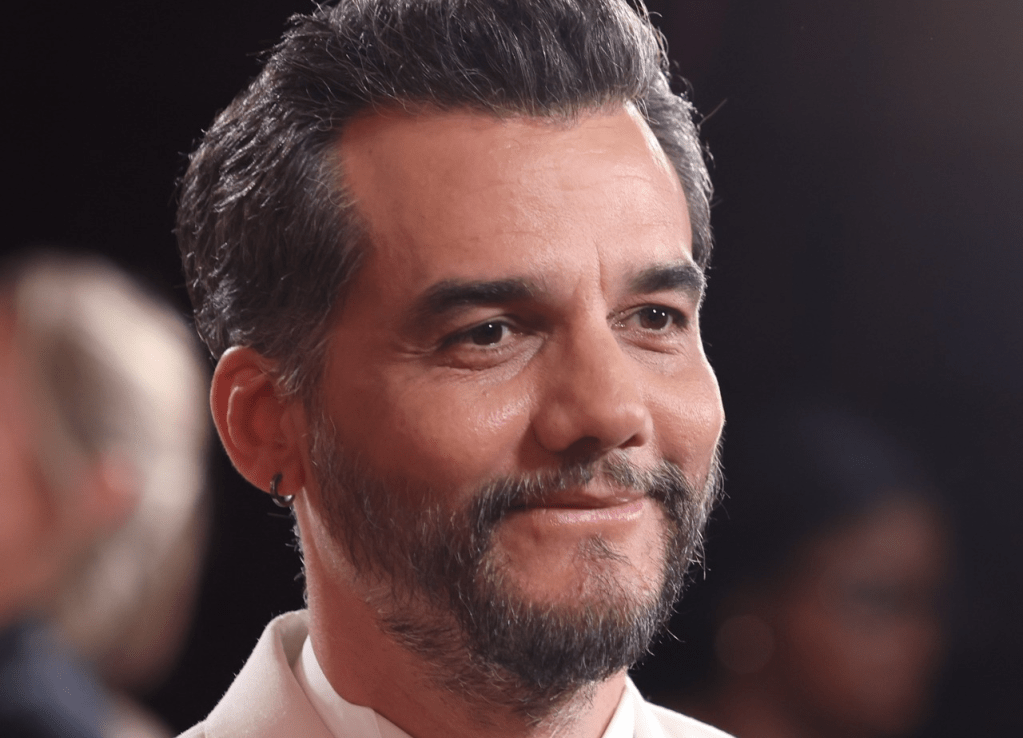 ‘Santa Nanda da sorte’: O amuleto que acompanha Wagner Moura no Globo de Ouro