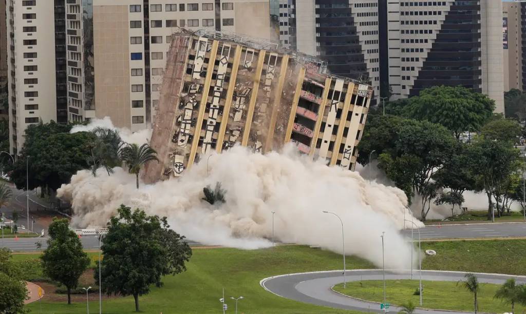 Primeiro hotel de luxo de Brasília, Torre Palace é demolido