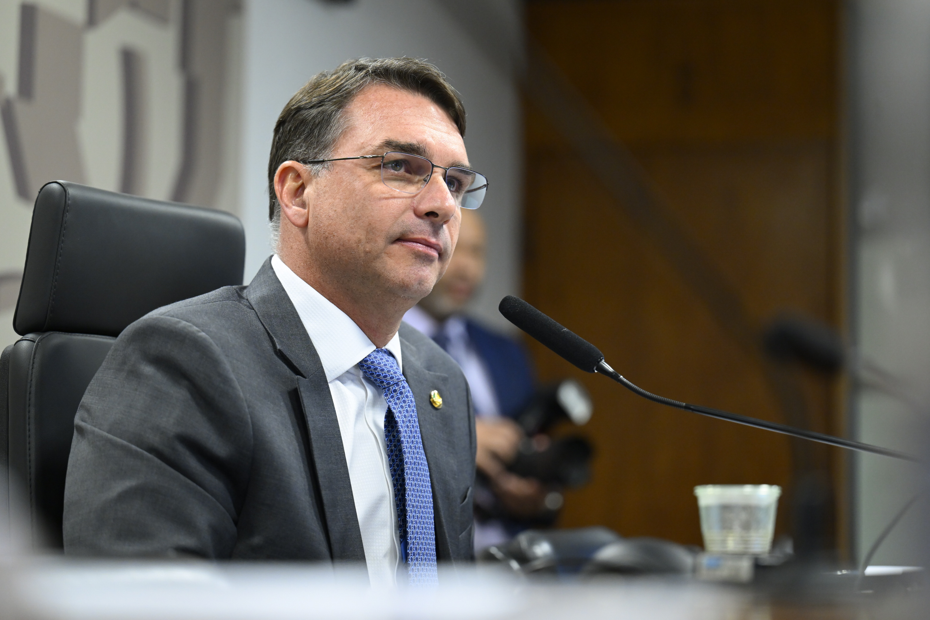 Após atrito no PL, Flávio Bolsonaro vai às redes pedir o apoio de ‘todes’