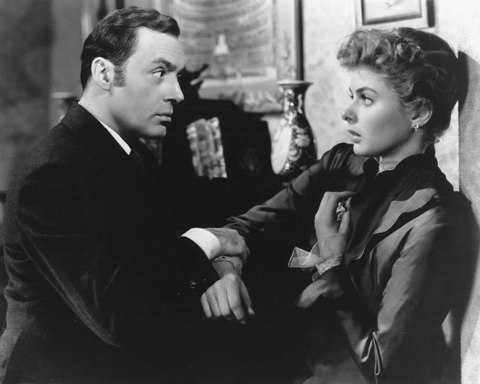 Cena de "Gaslight - À Meia Luz", filme de 1944 cujo titulo ajudou a batizar um tipo específico de assédio