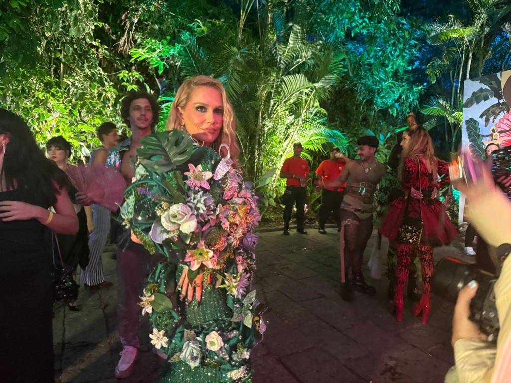 A inspiração na alta-costura de Deborah Secco no Carnaval