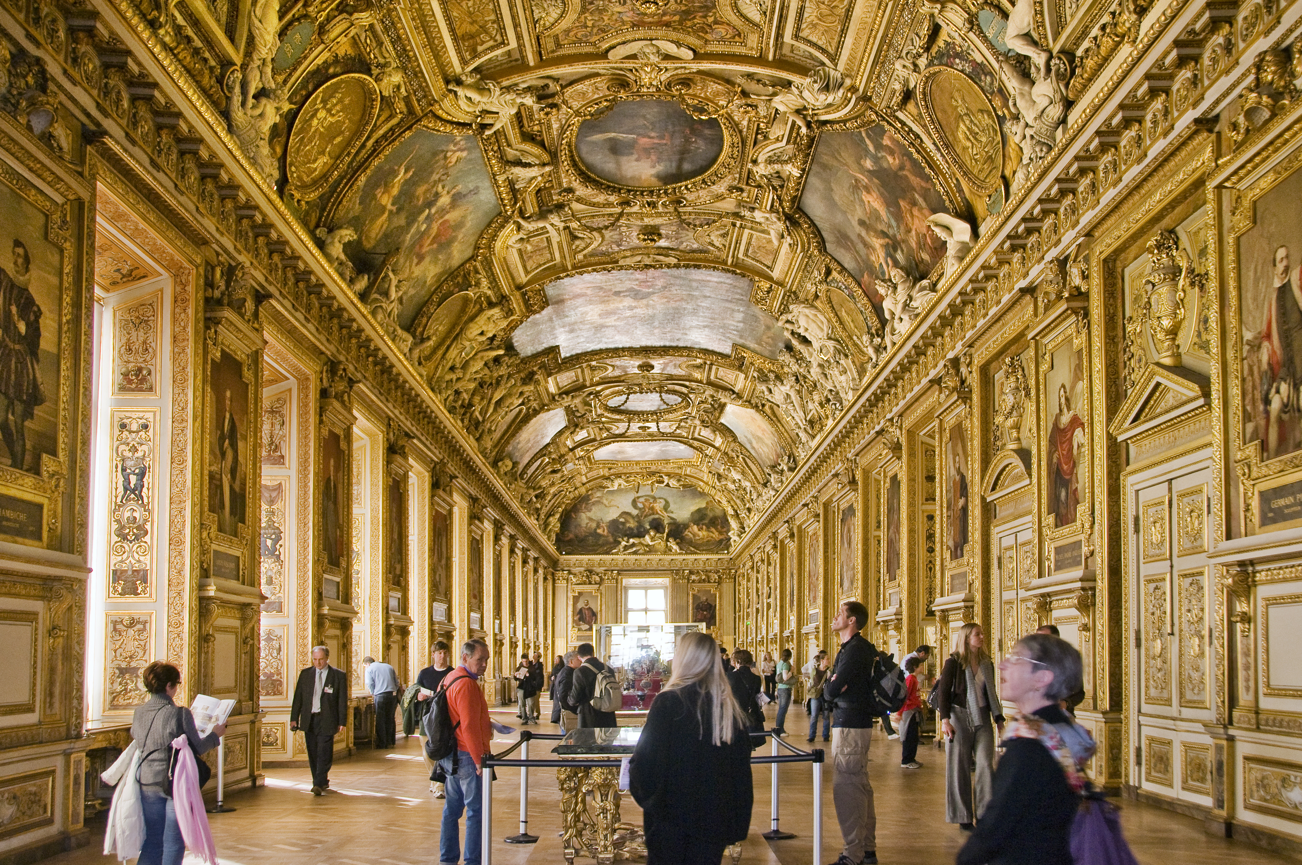 O que foi feito para reforçar a segurança do Louvre, um ano após roubos de R$ 500 milhões