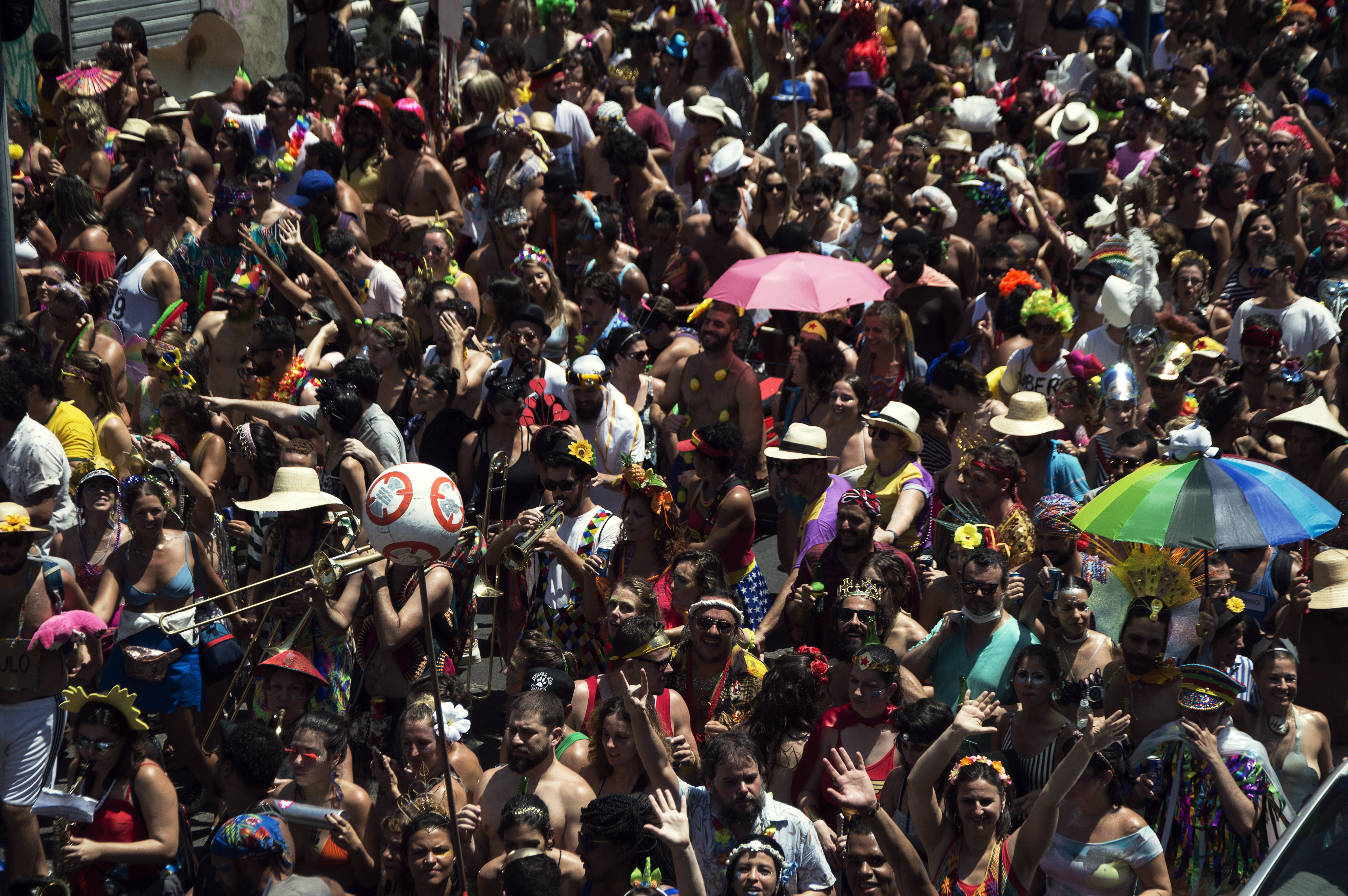 Boi Tolo, um dos 462 blocos que tomarão as ruas no Carnaval carioca: 55% das reservas para os dias de folia no Airbnb são feitas por grupos de três ou mais pessoas
