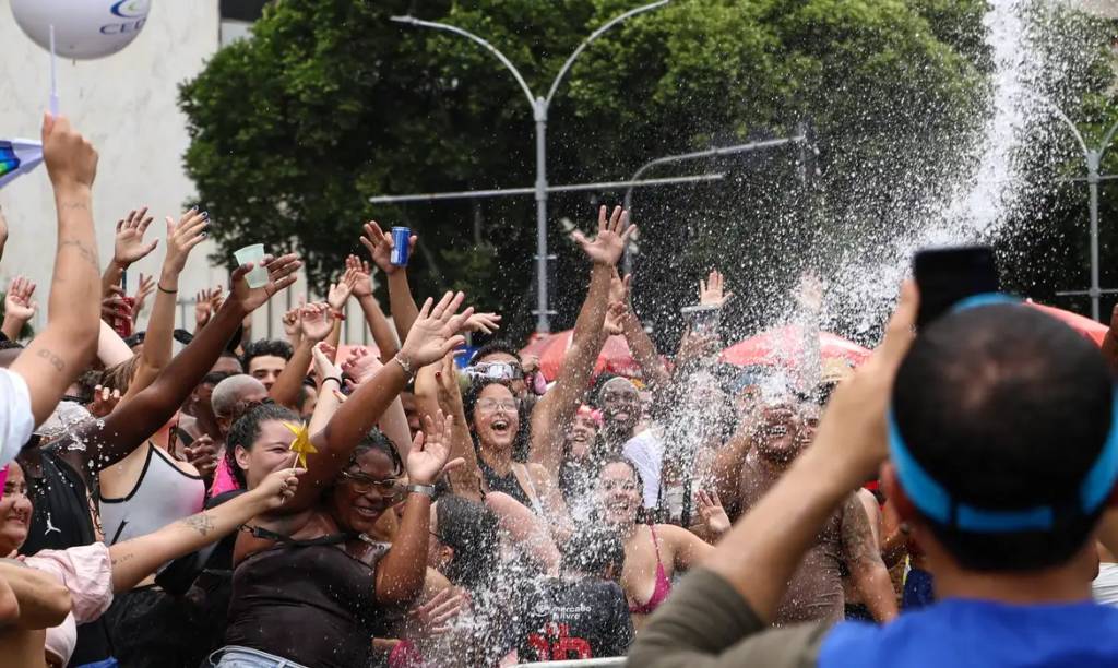Quase 50% dos foliões já tiveram celular furtado no Carnaval, diz pesquisa