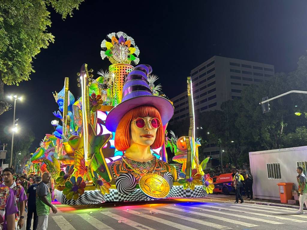 A bizarra justificativa de jurada para tirar ponto de Rita Lee na Mocidade