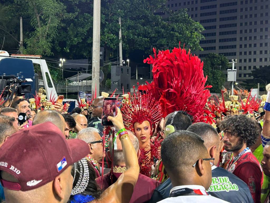 Entre trancos e barrancos, Virgínia estreia na Sapucaí