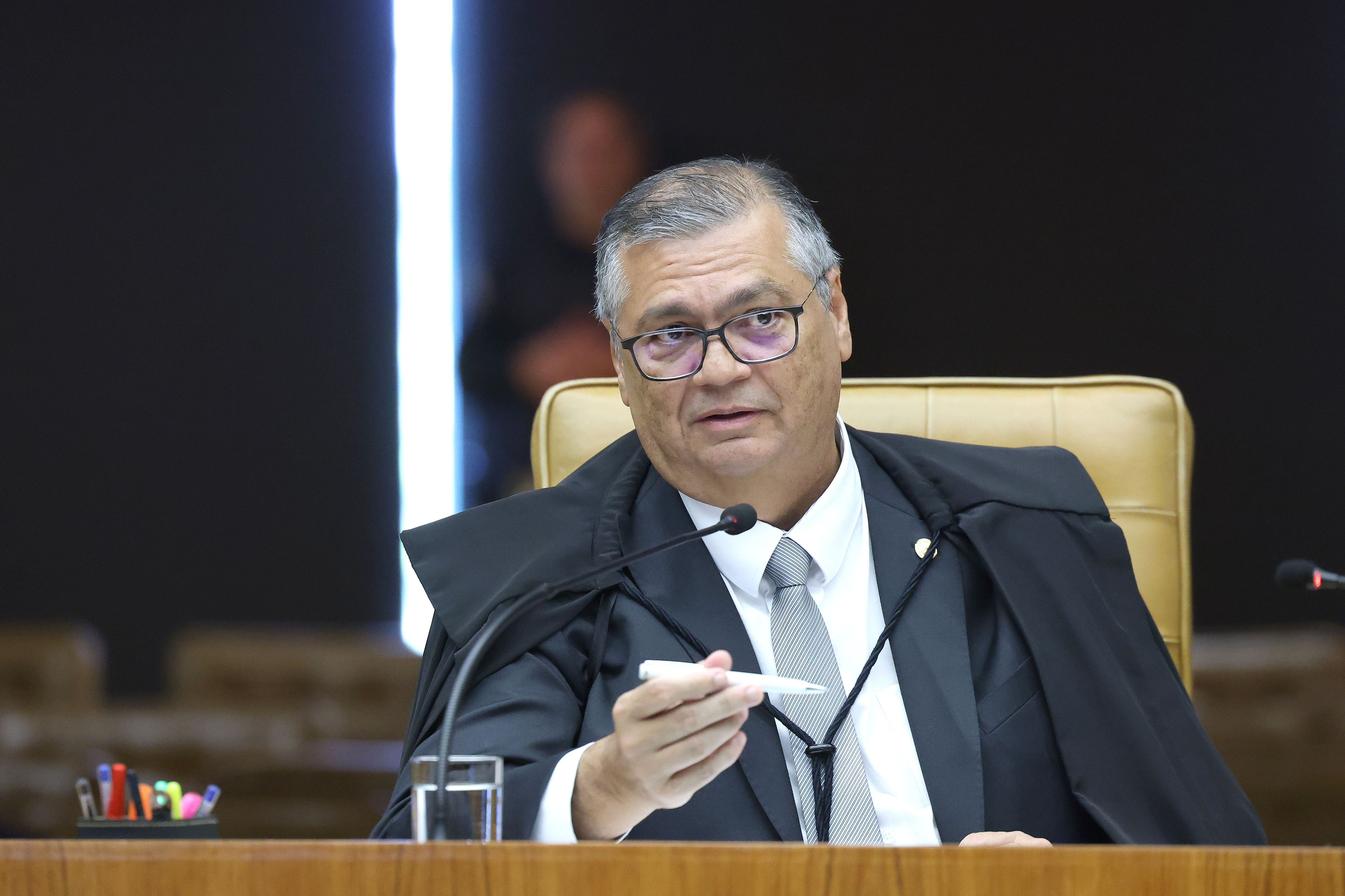 Dino e Cármen seguem Moraes e condenam Eduardo Bolsonaro por crime contra Tabata Amaral