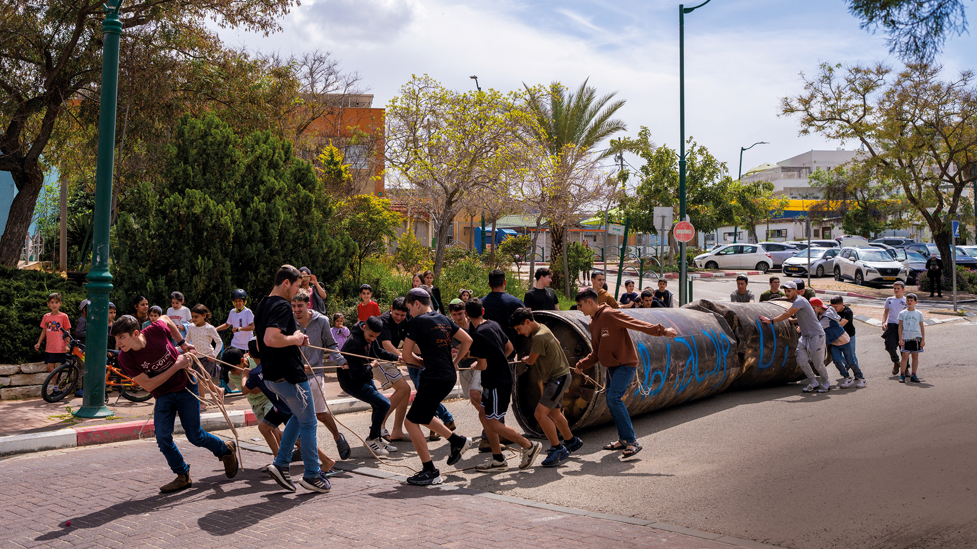O TRISTE NORMAL - Míssil lançado pelo Irã na Cisjordânia: jovens removem o artefato que acertou o pátio da escola