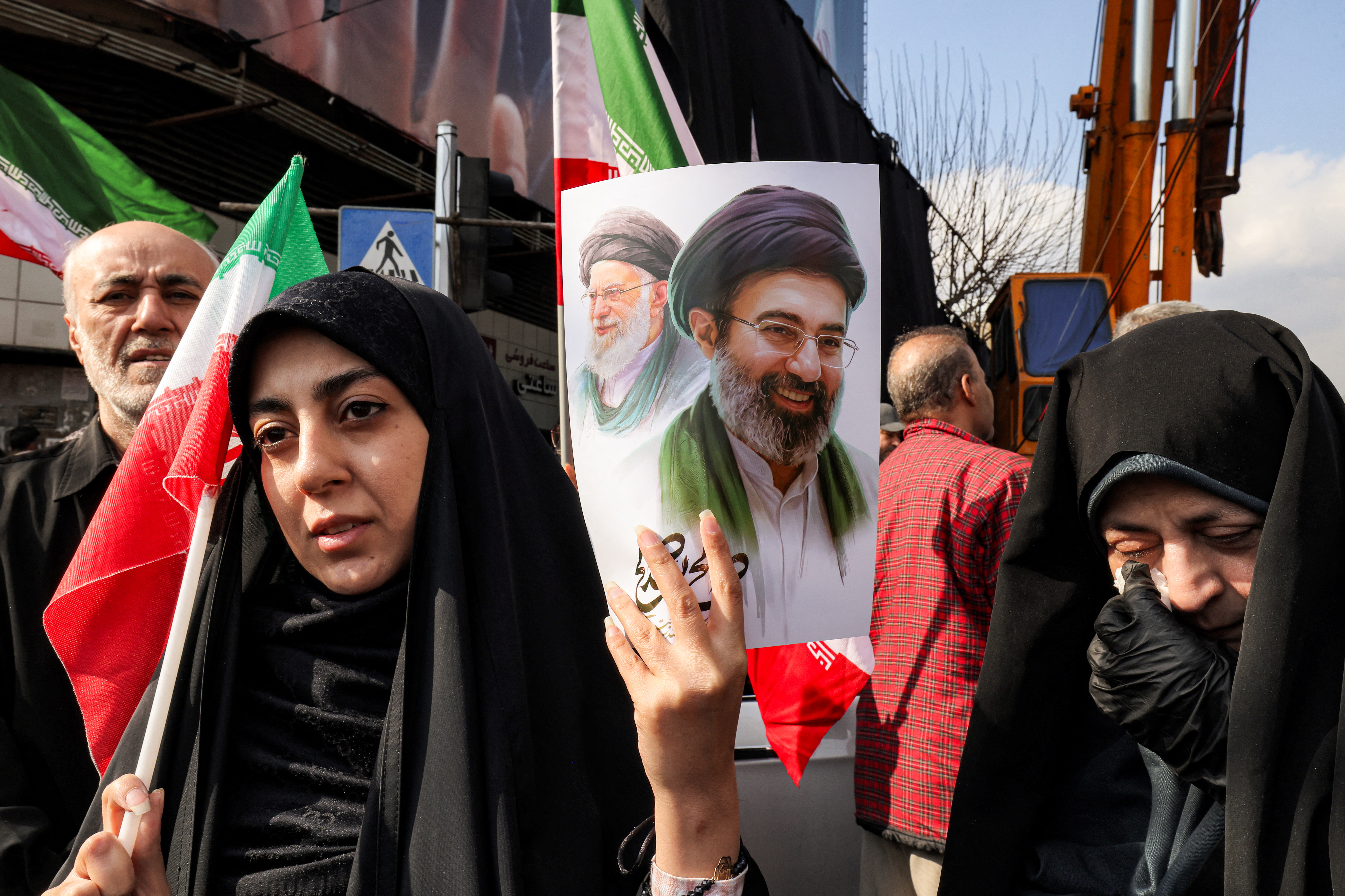Manifestação no Irã em apoio ao regime teocrático e ao novo líder supremo, Mojtaba Khamenei