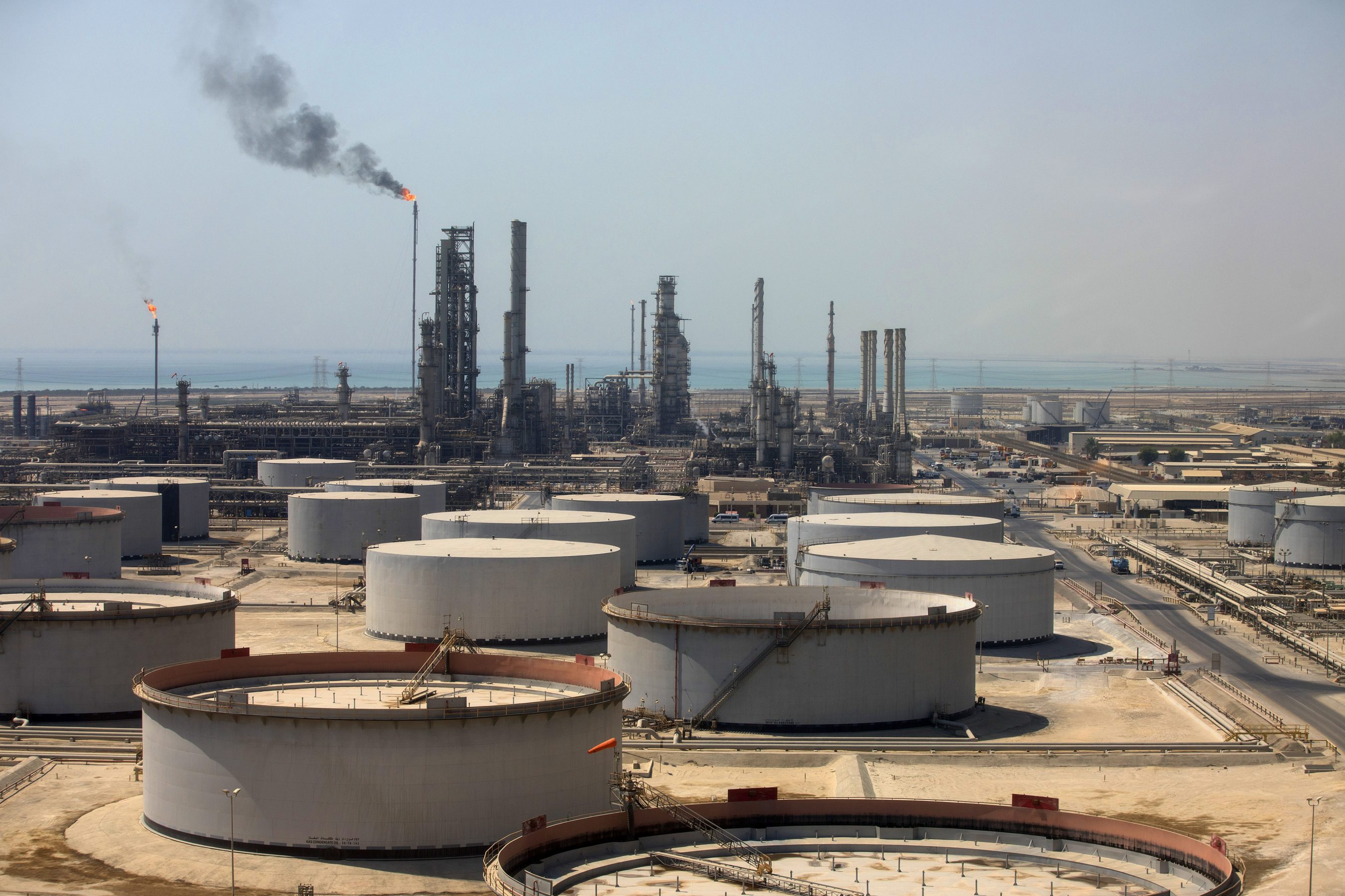 Arábia Saudita prevê petróleo a US$ 180 devido à guerra no Oriente Médio