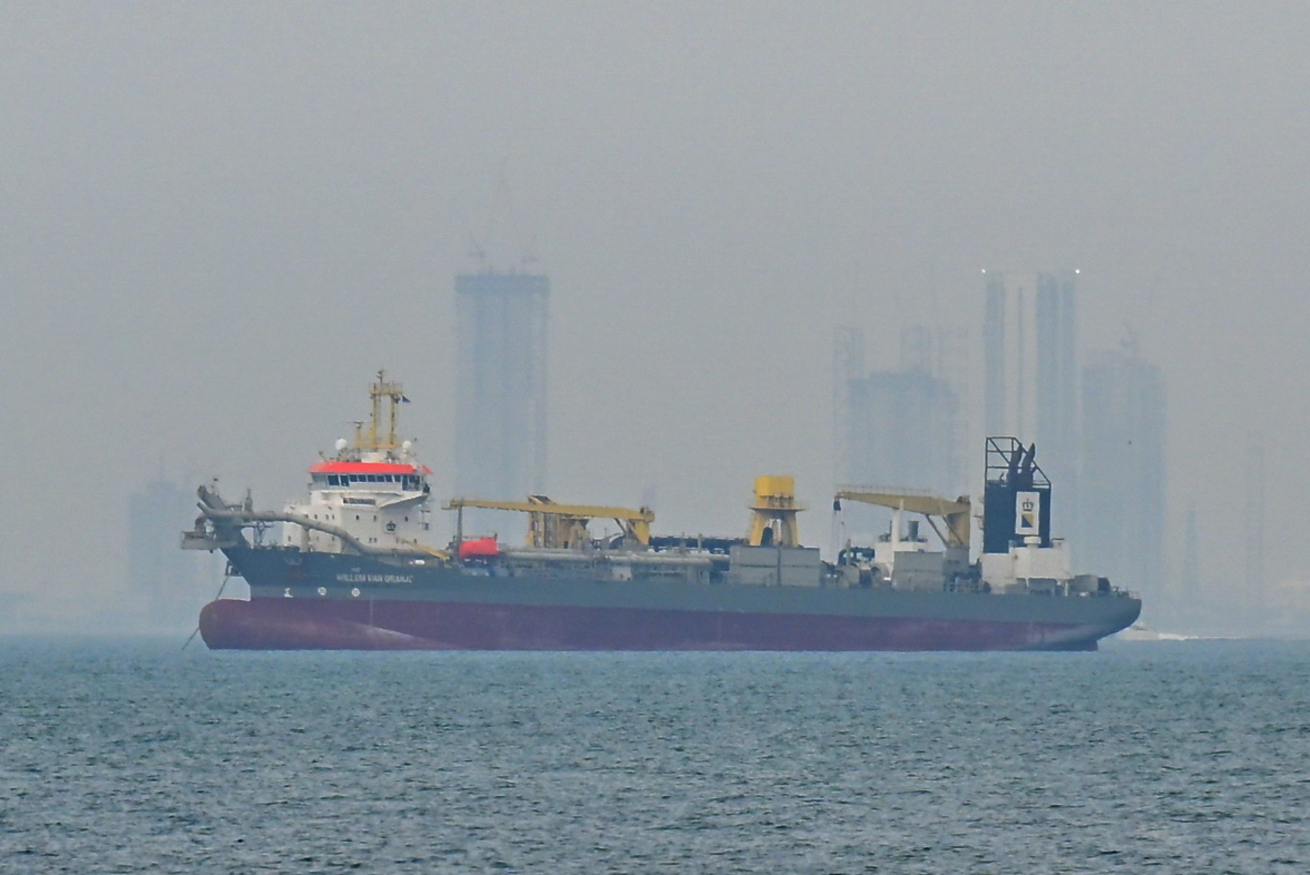 Navio comercial é visto ancorado ao largo da costa dos Emirados Árabes Unidos, no Estreito de Ormuz, em Dubai, em 2 de março de 2026