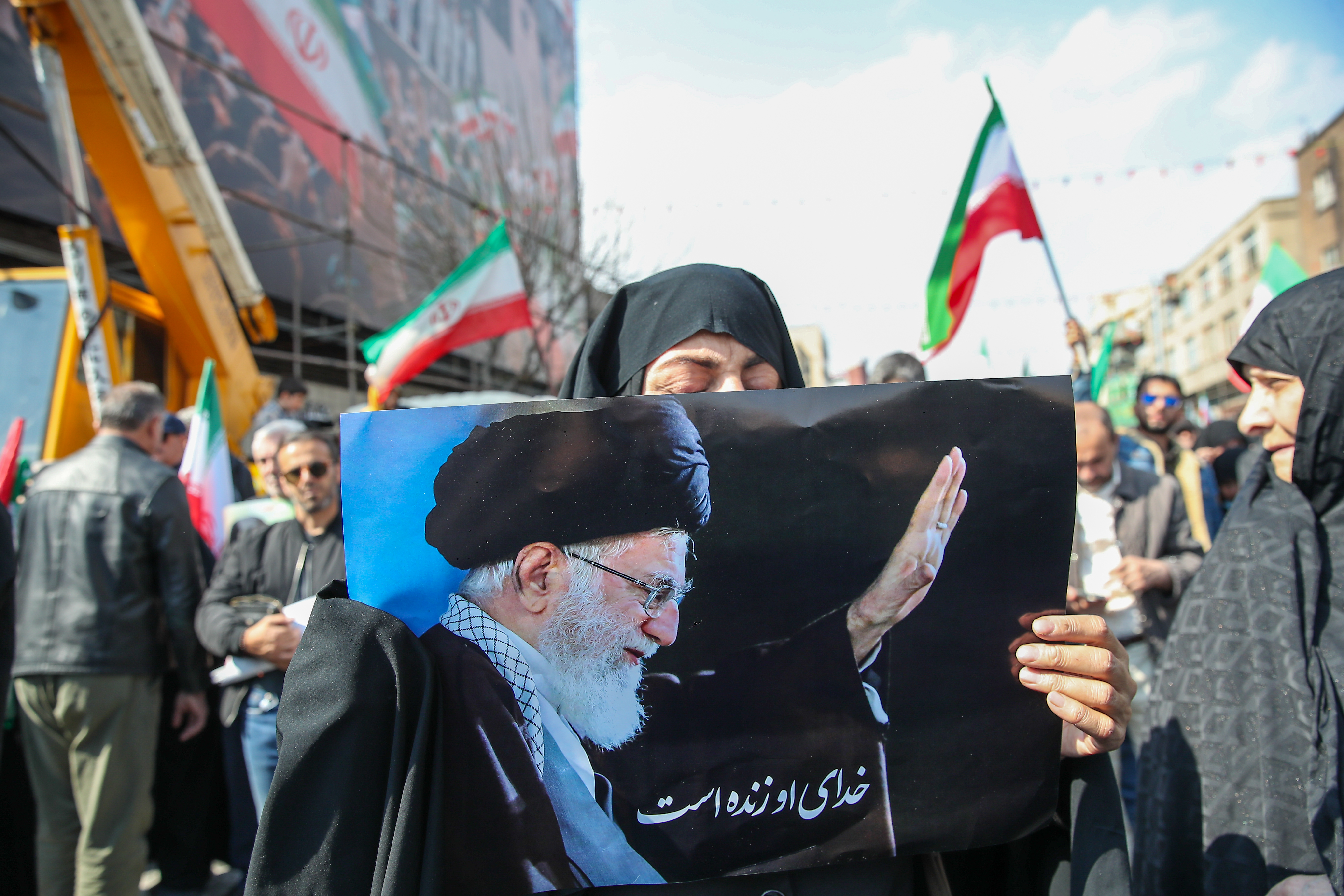 Mulher iraniana com faixa de Ali Khamenei, no Irã