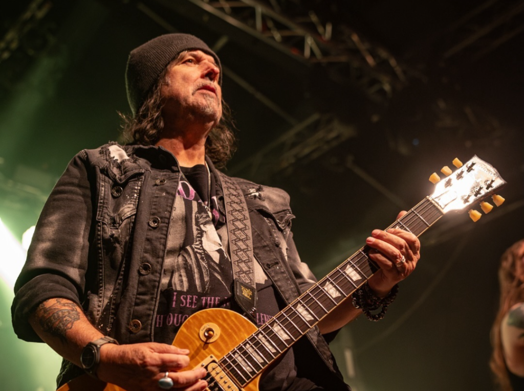 Morre Phil Campbell, ex-guitarrista do Motörhead, aos 64 anos