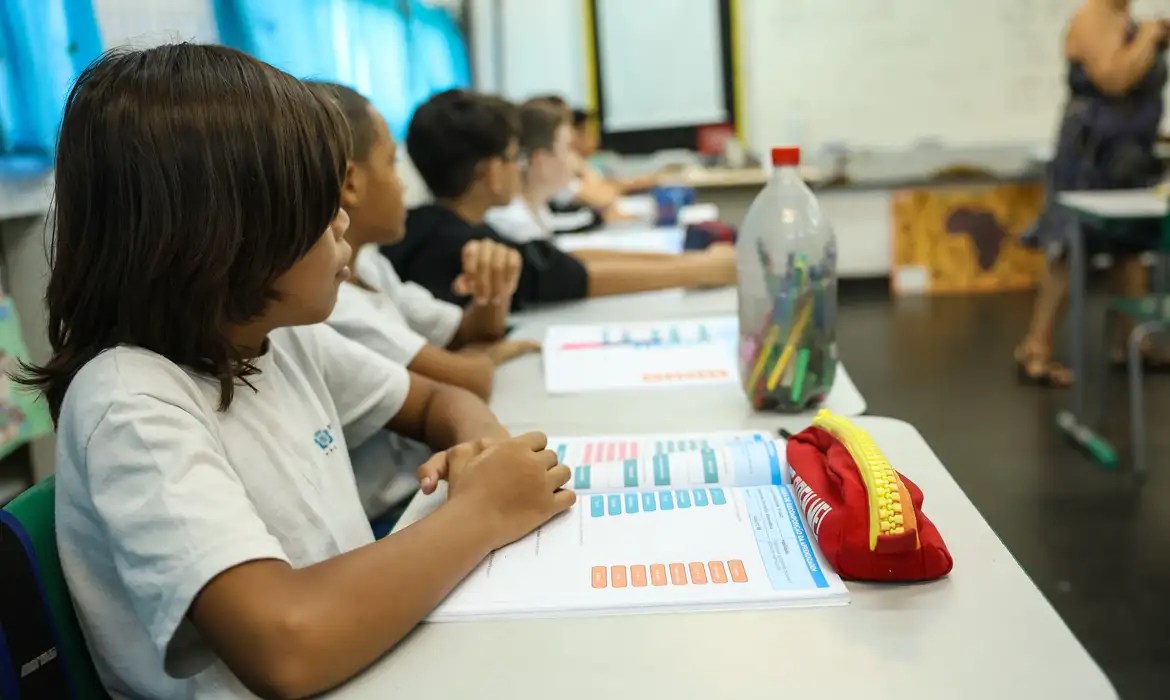 Em 2025, Brasil superou a meta de crianças alfabetizadas até o final do 2º ano do ensino fundamental
