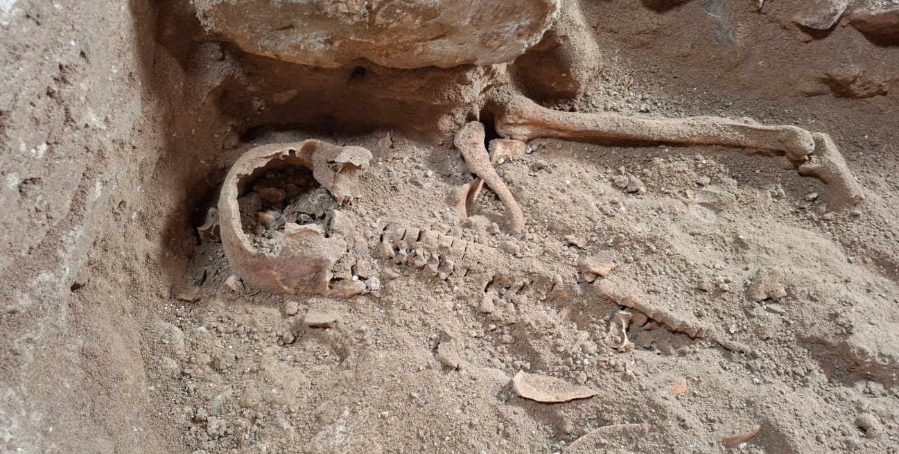 Os restos encontrados: suspeita de que sejam do militar que inspirou D'Artagnan -