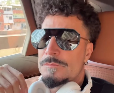 Latino sofre acidente de ônibus a caminho de show
