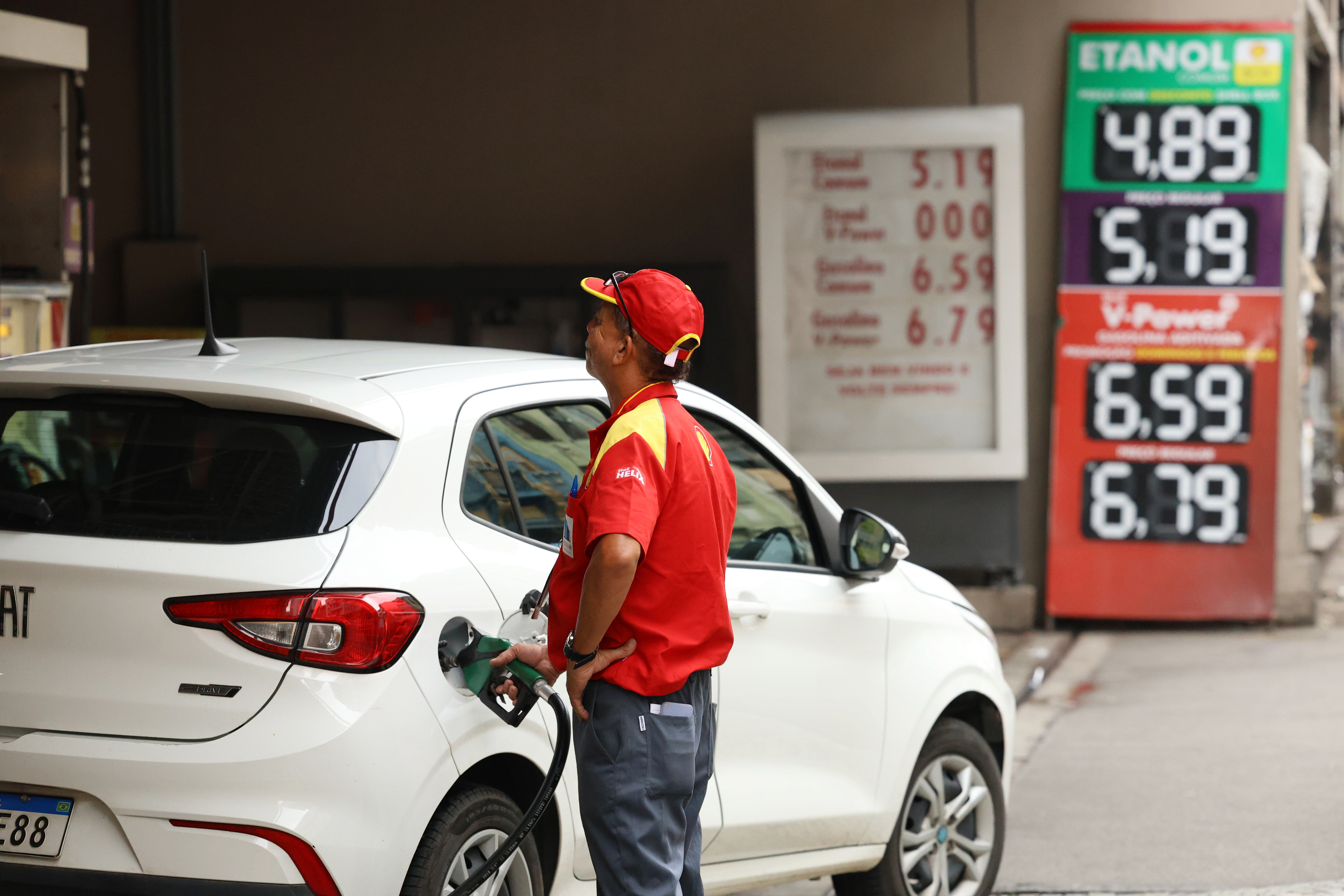 Governo Lula amplia subsídios aos combustíveis e zera imposto federal da gasolina
