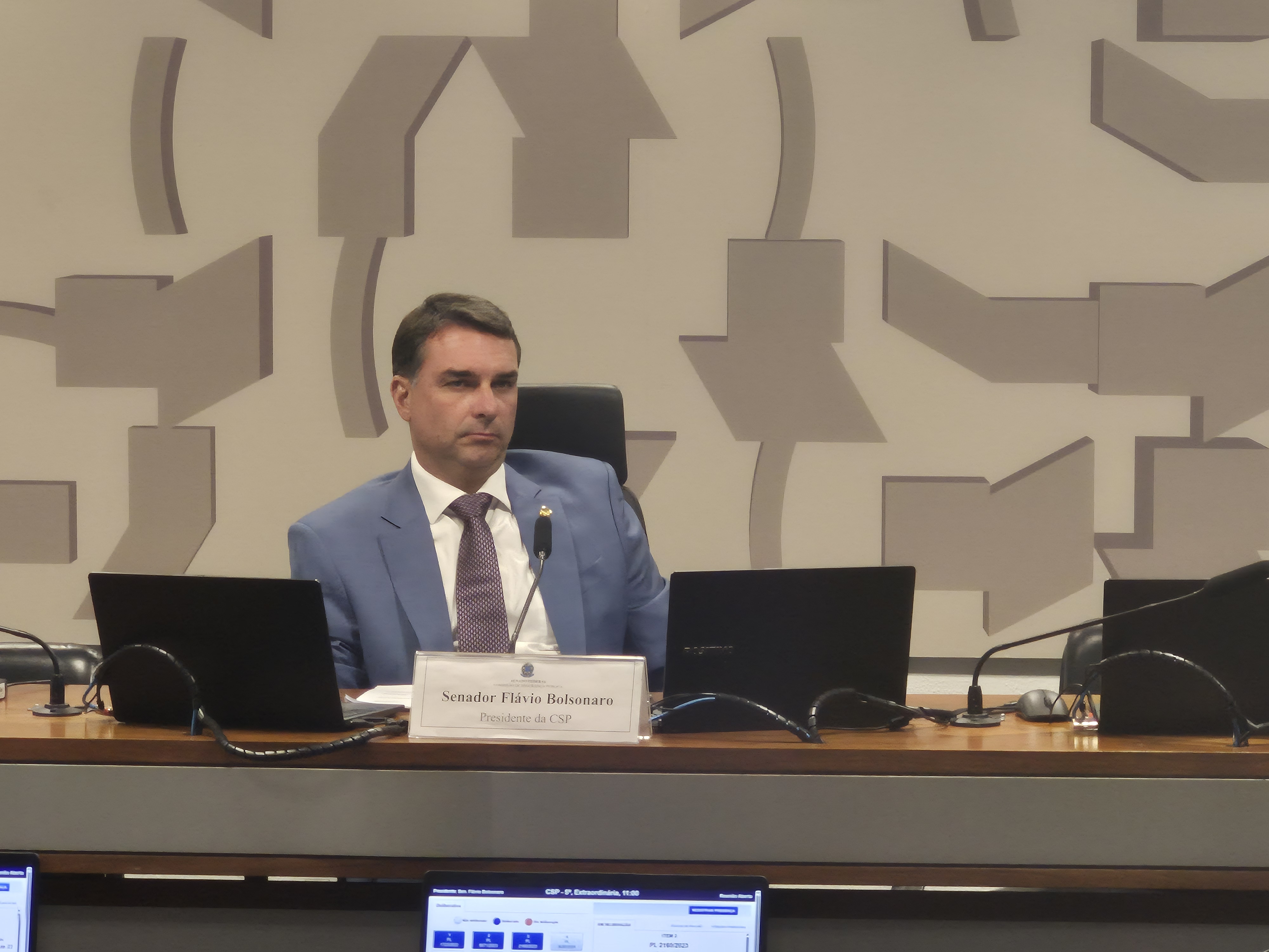 Como Flávio Bolsonaro reagiu à decisão de Moraes de suspender dosimetria