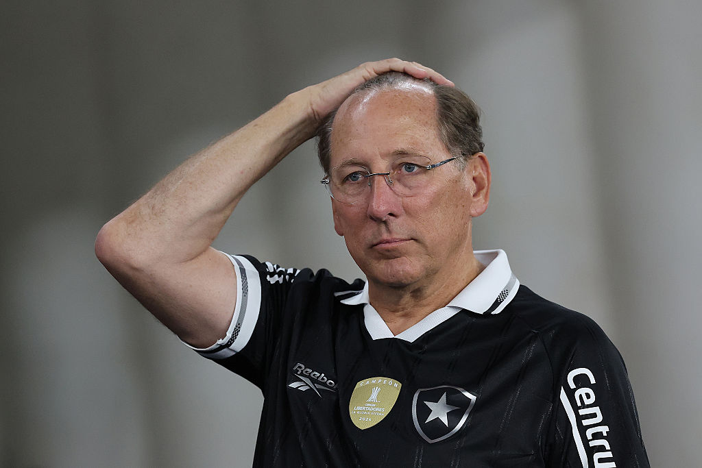Foto de John Textor com a mão sobre a cabeça em jogo do Botafogo.
